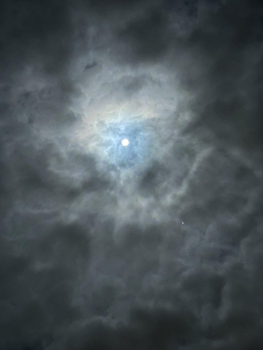 ryta_r's tweet photo. #moon #nearlyfullmoon #icehalo #Jupiter #photo #nightsky #BeaverMoon https://t.co/hU2wgsJecf