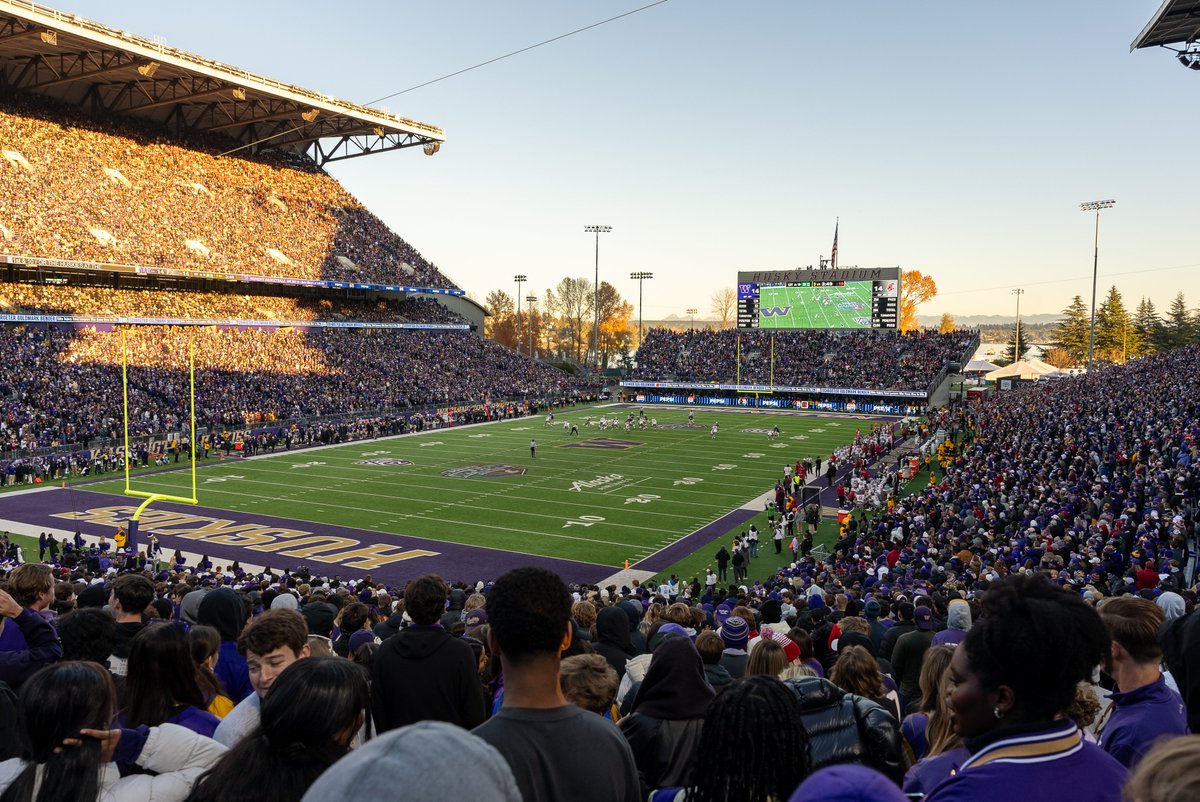 This place 💜

#GoHuskies x #PurpleReign