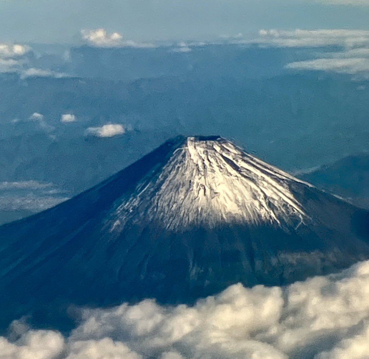 大阪に向かってフライト✈️中。上空から富士山🗻の絶景が見られた！

いい事ありそう❤️