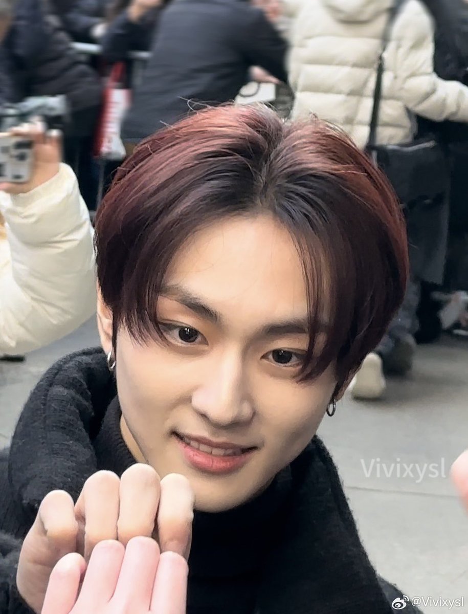 ziyyuu's tweet photo. someone took a pic of jungwon completing my heart 😭😭 he's even more adorable up close https://t.co/GlpMNkfFtm