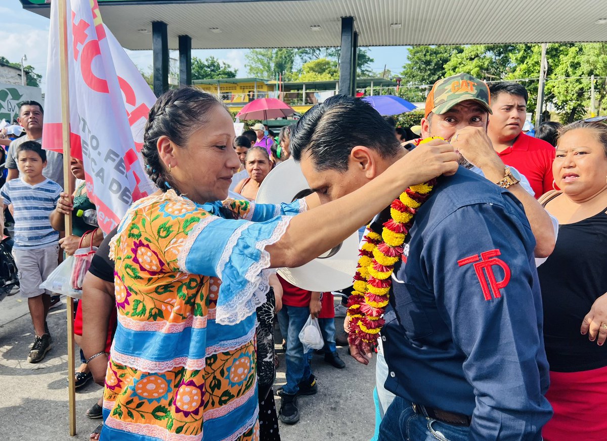 lopezneliolenin's tweet photo. ¡Vamos más fuertes y firmes al 2024!

Celebramos una extraordinaria Asamblea Informativa del #PoderTerritorial del @PTnacionalMX en Tuxtepec, tomamos la protesta a 5 mil promotoras y promotores de la #4taTransformación, que se comprometieron a seguir organizando a nuestro pueblo en Comités de Defensa para construir el 2o piso de nuestro proyecto con la compañera @Claudiashein. 

@GabyJimenezMX 
@infominuto @OsMaFco