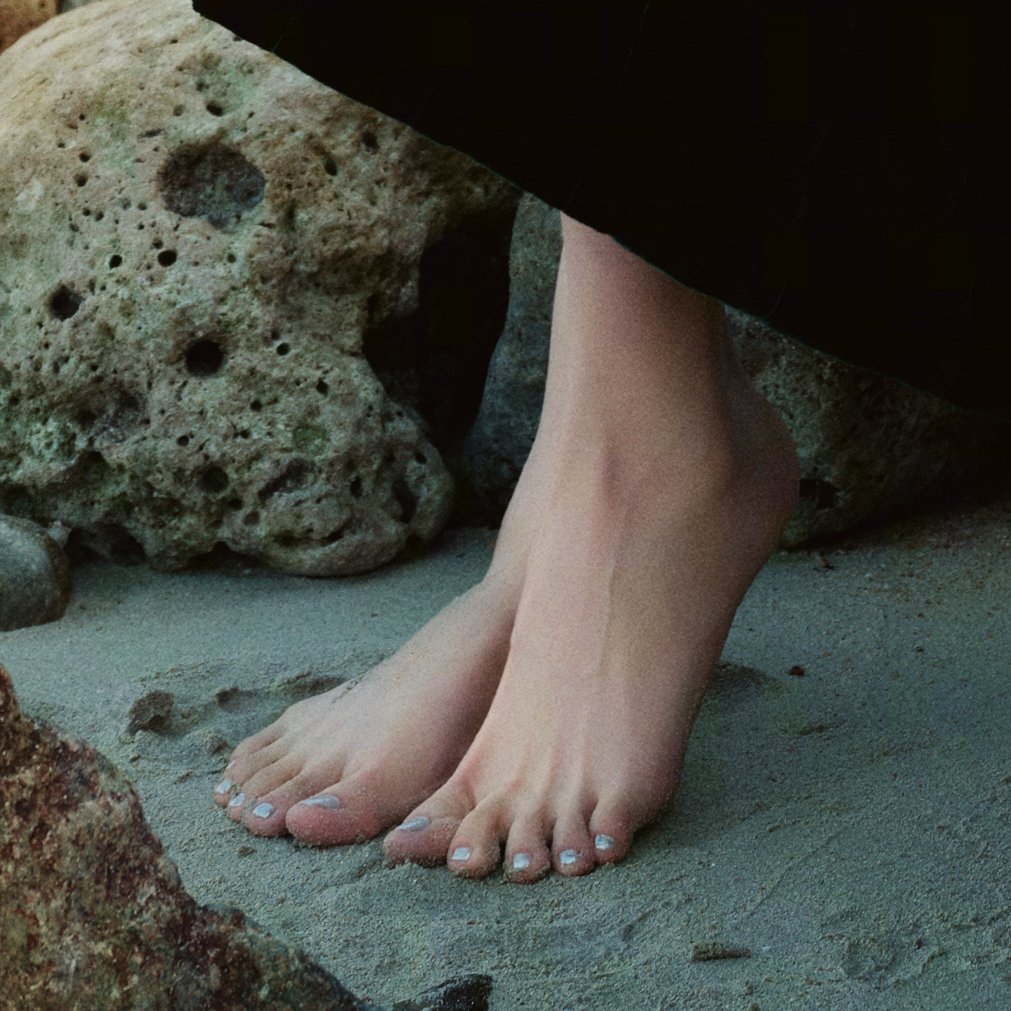 万人骑的幂妈终于又出骚图了，幂妈的玉足真是让人欲罢不能，儿子要抱住幂妈的玉足细细品尝，每一根脚趾头、每一个脚趾缝都为幂妈舔得干干净净，幂妈若是不满意，儿子再亲手将幂妈的玉足洗干净，喝掉幂妈的洗脚水，帮幂妈好好做个全身按摩，儿子会好好伺候好幂妈，让幂妈淫荡的内心得到满足。