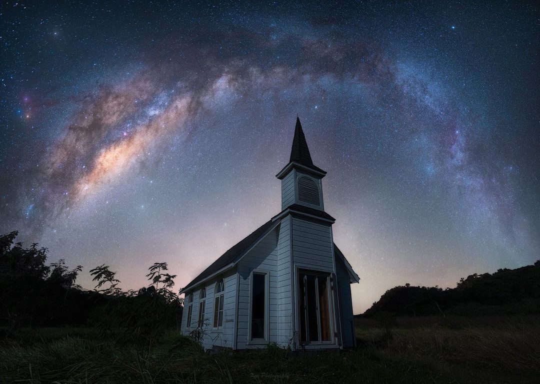 The cold pool reflects the white moon, and the autumn rain covers the moss