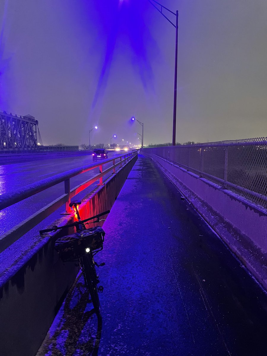 OneEyedz's tweet image. First #HOABridge report of the winter commuter season. Suspect it’s gonna be a little slick this evening with the wet &amp;amp; the temps. #usecaution
