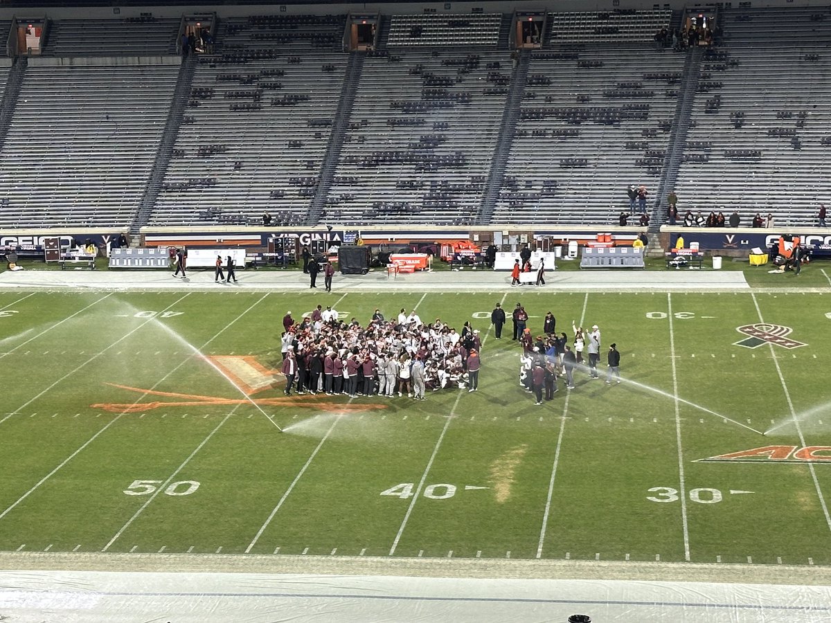 BillRoth2020's tweet image. Rivalries are amazing!

Coach Pry brought his team back on the field to take a picture following the 55-17 win over UVA. 

Virginia turned the sprinklers on  the Scott Stadium field.

Beautiful!