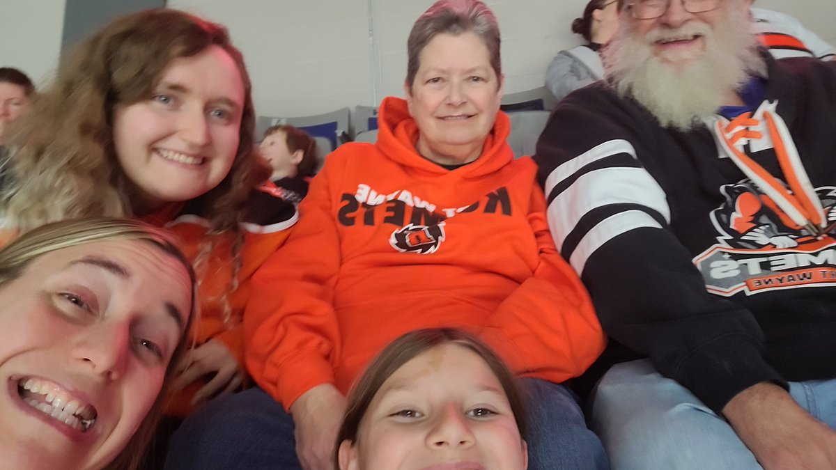 CarlyJay14's tweet photo. Tried to get the whole gang in the pic and this is the best we got!
#letsgokomets https://t.co/8aPbNTVJmN