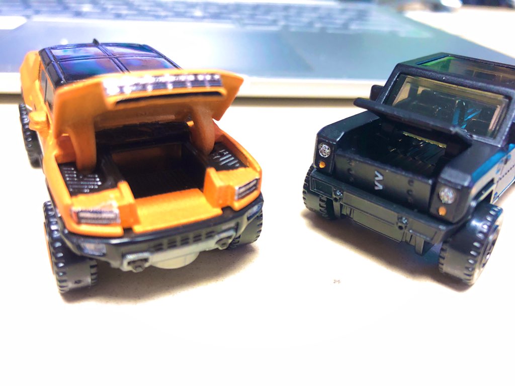 porschegmbh's tweet photo. #MBX  #マッチボックス  #EVHUMMER  #BOLLINGER  #EVTRUCKS マチボのEVトラック
どちらも頭は空っぽです☀️ダブルキャブ、よき👍⭐️ https://t.co/nZ6ChYzMqa