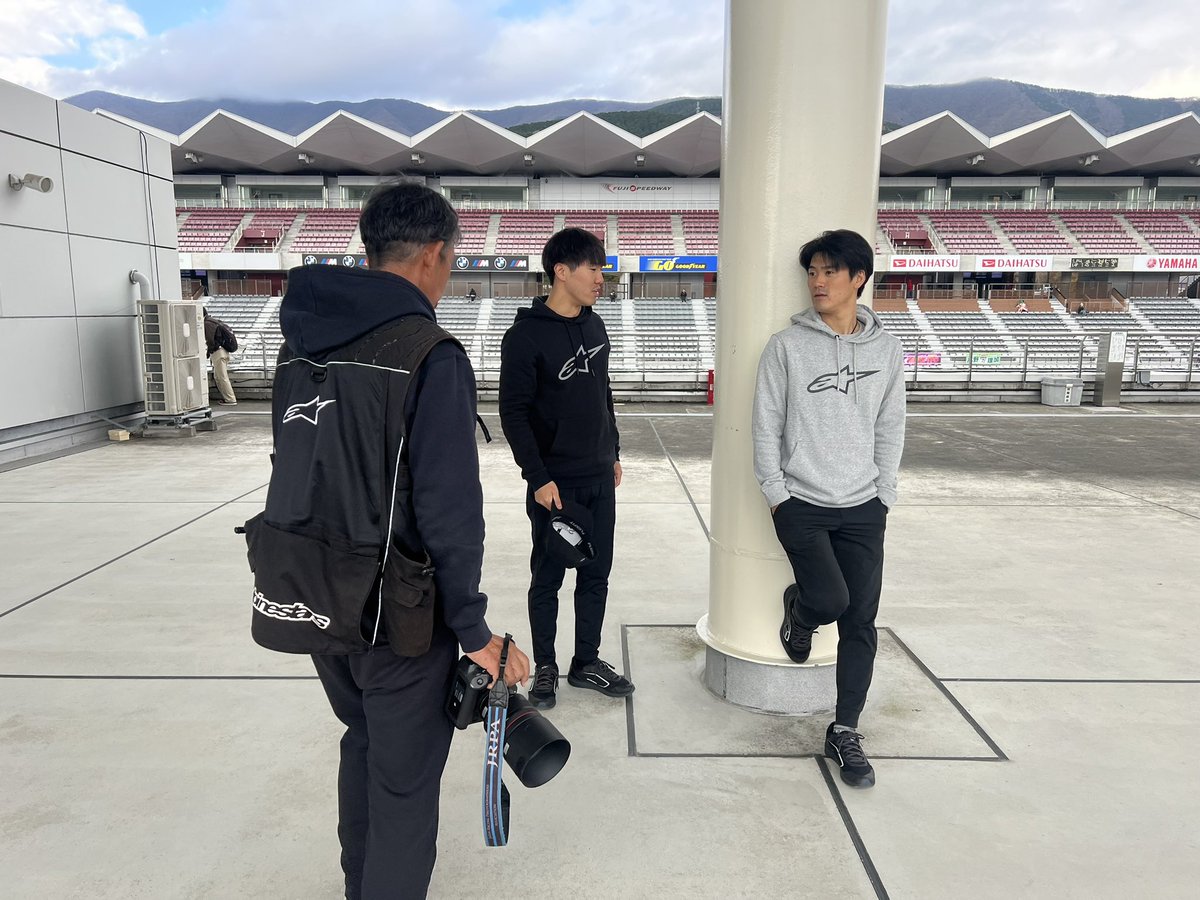 なにやら撮影中、、、? カメラマンさんのベスト(MEDIA VEST)も 