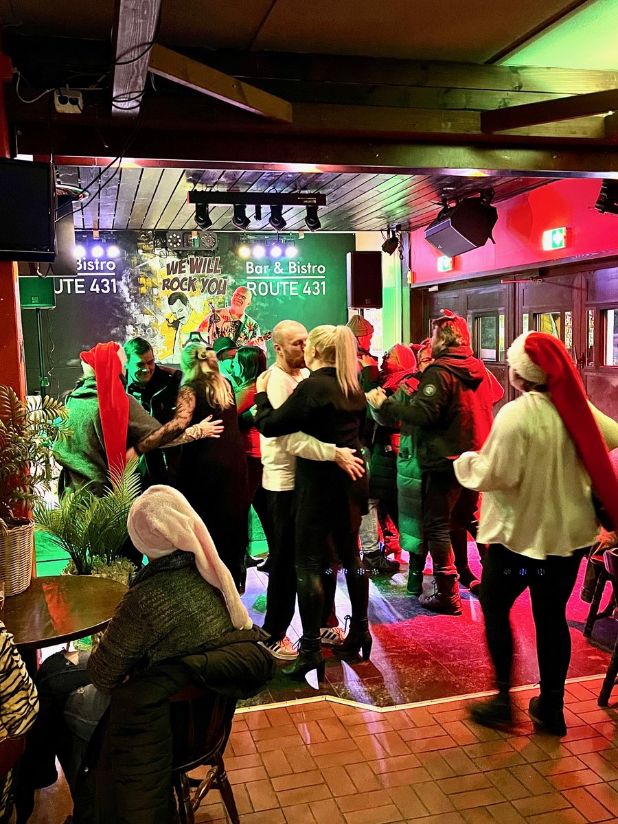 Kansa lähestyi tunnelmapaloja asianmukaisin ottein paikassa Bar &amp; Bistro Route 431. Kuva: Siru Vaara.