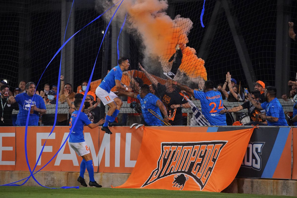 One of the best goal celebrations with the one and only Vicente Sanchez goat