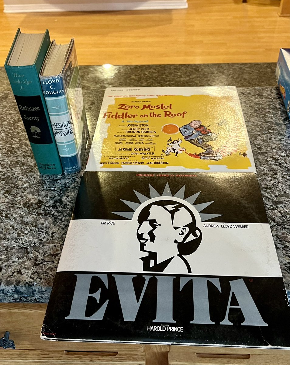 NicoleBdorf's tweet photo. Today’s #FriendsOfTheLibrary bookstore finds 📚🎶🙌 #Books #Vinyl #Evita #PattiLupone #Musical #FiddlerOnTheRoof #RaintreeCounty
#MagnificentObsession #Treasures https://t.co/JmBeEMOMCl