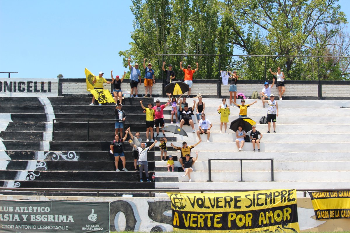 CSyDFlandria's tweet photo. 🐥 El agradecimiento también es para todos los que hacen posible la realidad de nuestro club: jugadores, cuerpo técnico, Damián Marchio -coordinador- y Alejandro Margaride -presidente del fútbol amateur-.
Somos #UnClubQueCrece día a día, año a año 💛🖤 https://t.co/ZXlGKJqVDL
