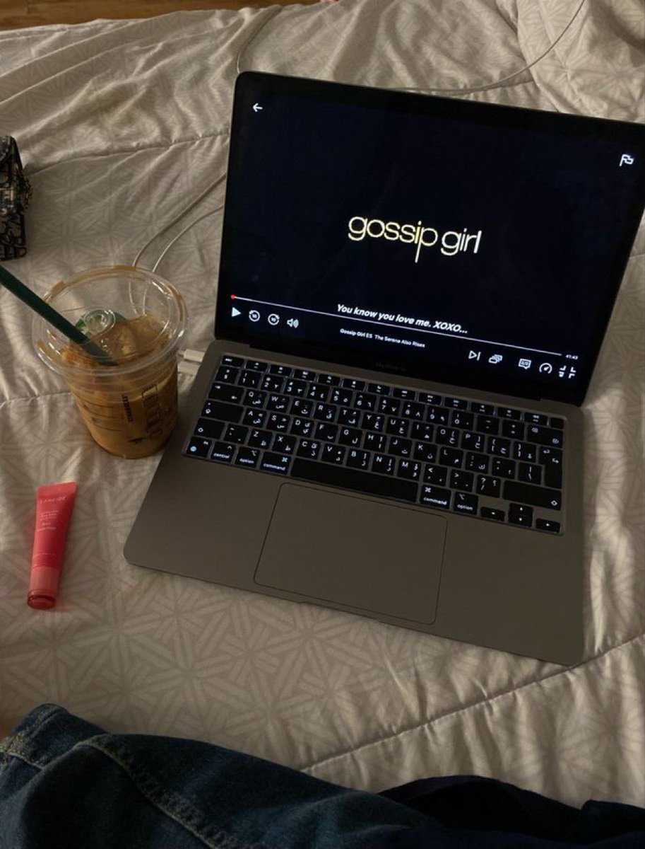 girls teniendo una date con ellas mismas