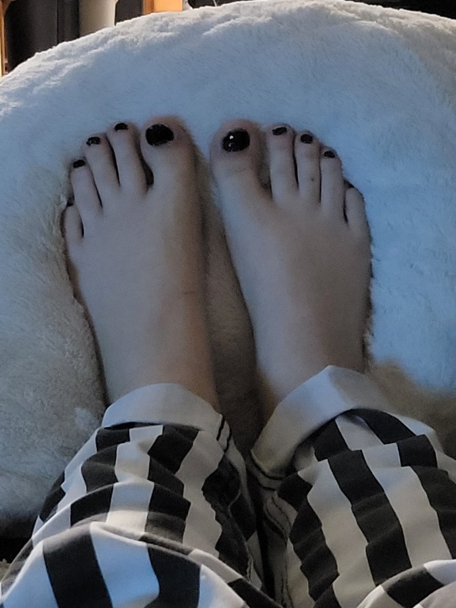 violeth96's tweet photo. do you like my toes? 
#newmodel #feetcontent #feet #transgirl https://t.co/648JzEUe40