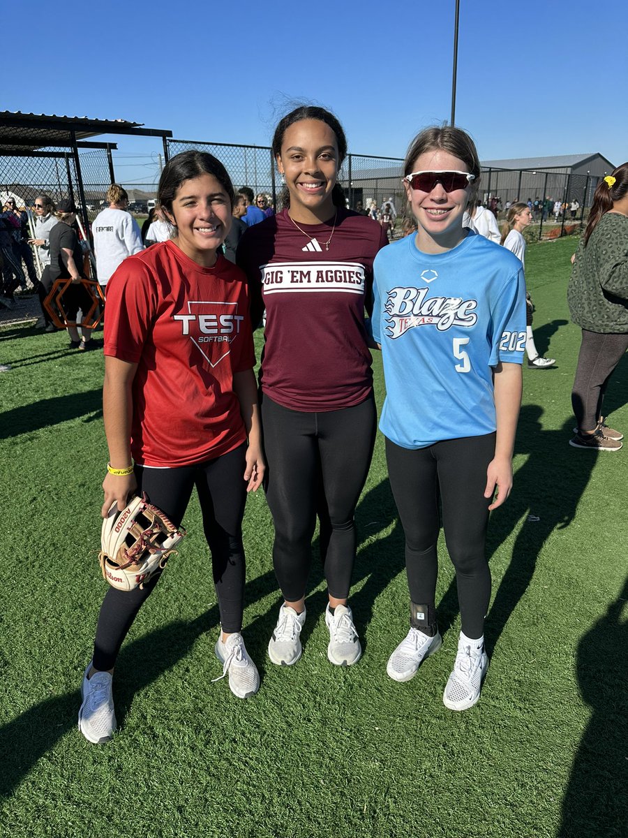 rphife's tweet photo. Great way to round out Thanksgiving is spending time with your best friend and learning from the best. Thank you @leighannn_11 and @keelyyawilliams for lending your expertise! Gig ‘Em and Hook ‘Em! #HighPhife https://t.co/8RsgJbUVZq