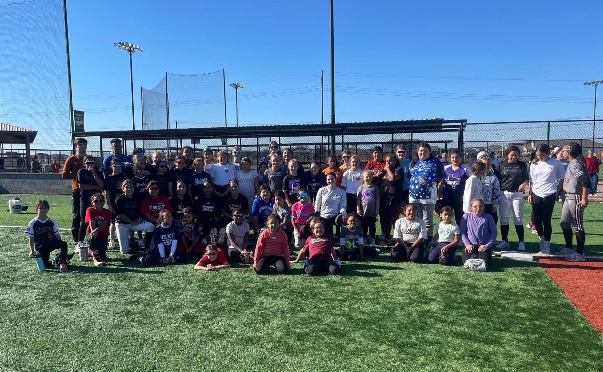 Great way to round out Thanksgiving is spending time with your best friend and learning from the best. Thank you <a href="/leighannn_11/">leighann (:</a> and <a href="/keelyyawilliams/">keely 💕</a> for lending your expertise! Gig ‘Em and Hook ‘Em! #HighPhife