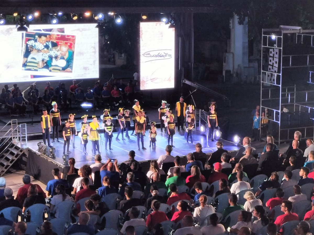 La juventud repleta la simbólica escalinata de la Universidad de La Habana para homenajear a #FidelPorSiempre