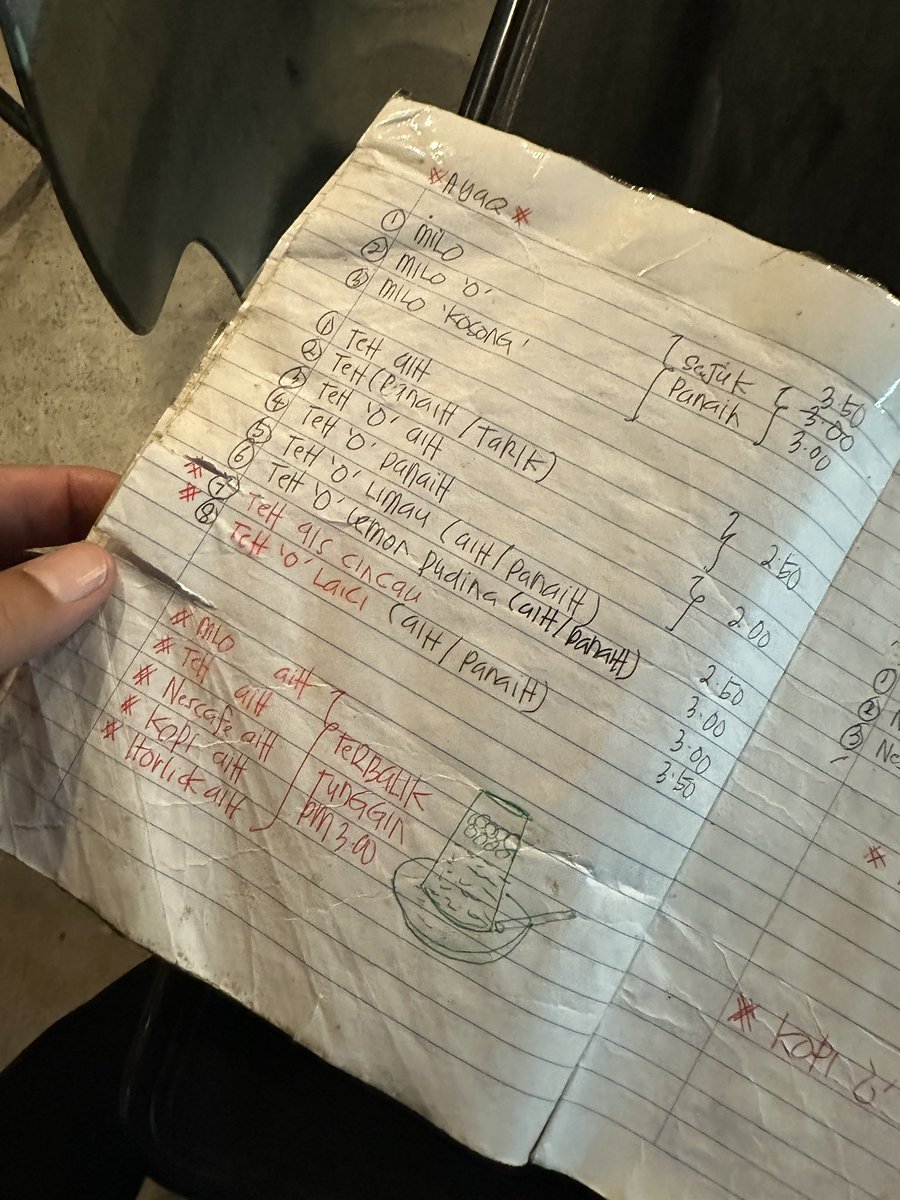 HezeriSamsuri's tweet photo. Aku dok pikir awat la waiter dok heret buku tulis sekolah anak dia ke hulu ke hilir.

Rupanya itu la MENU dia!!!!!

Kawan aku ni mmg bijak. Geng GS aku.

Minat ngumpul reta lama, dia kumpui, bukak gerai makan, jadi pelaris.

Koleksi motor lama dia menarik. Bukan motor mahal, tapi motor motor yg kita pakai zaman 50-80an. 

Kalu kau ke Jitra, Kedah, mai singgah ke Warong Chabok.

Ada kat dalam Google Map.