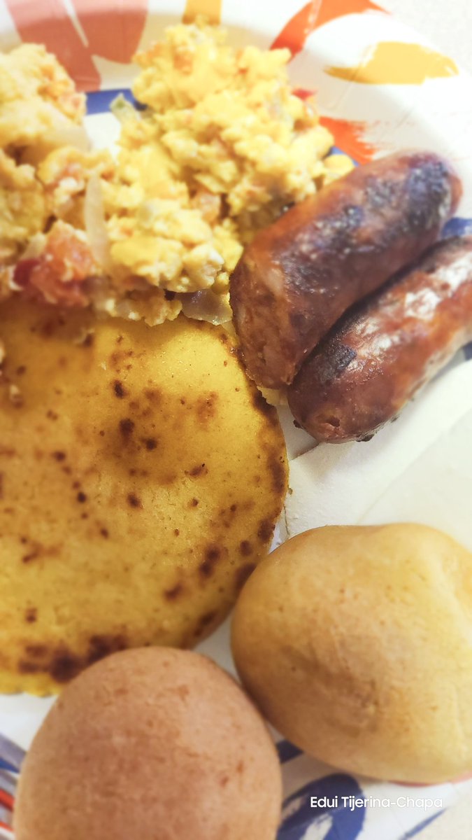 EduiTijerina's tweet image. #Arepas, #pandebono, #huevito, #chorizo, #queso y #chocolate...
#Almuerzo en #familia, 100% #colombiano...!!