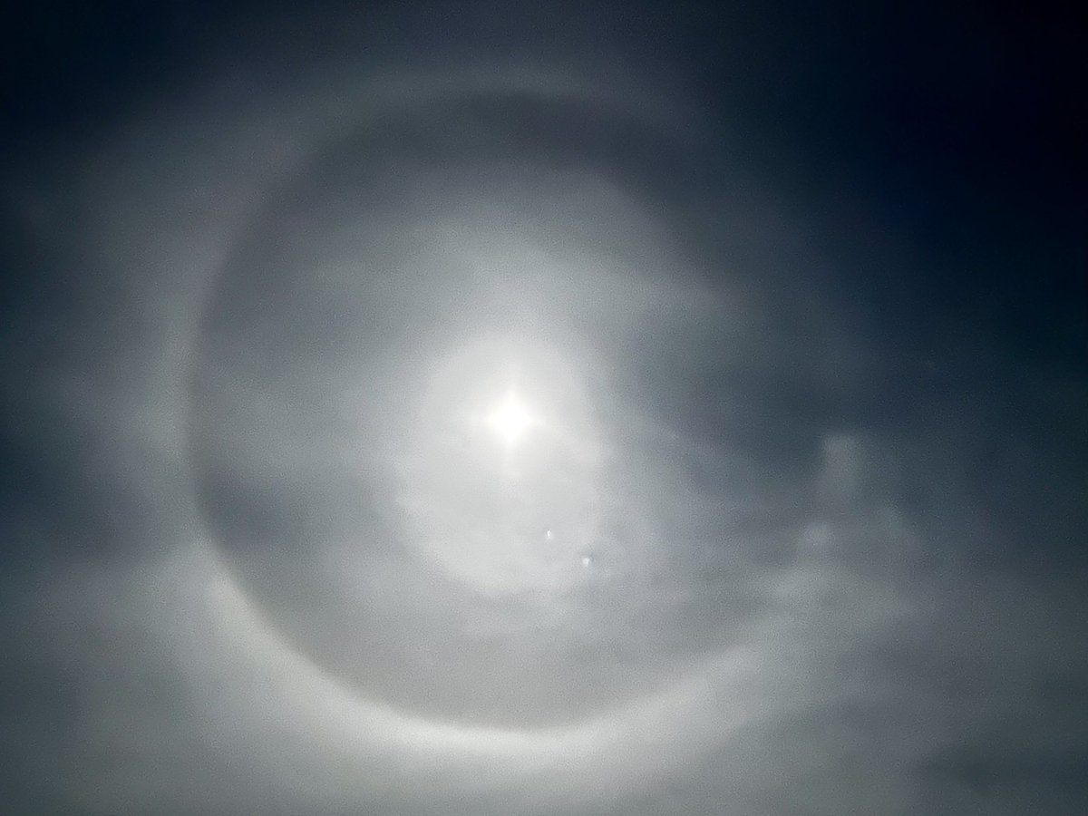 StevynRicketts's tweet photo. A halo around the moon can be seen tonight in Lee-on-the-Solent @bbcweather @BBCSouthWeather https://t.co/apw8X6yddI