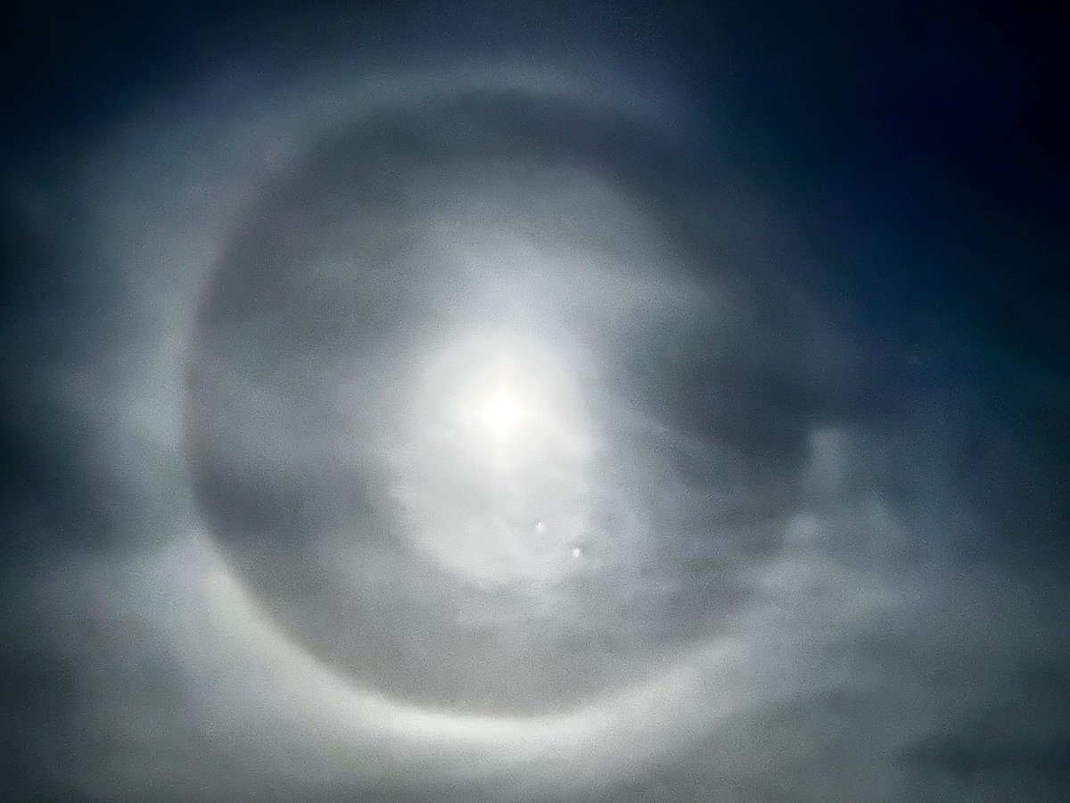 A halo around the moon can be seen tonight in Lee-on-the-Solent <a href="/bbcweather/">BBC Weather</a> <a href="/BBCSouthWeather/">BBCSouthWeather</a>