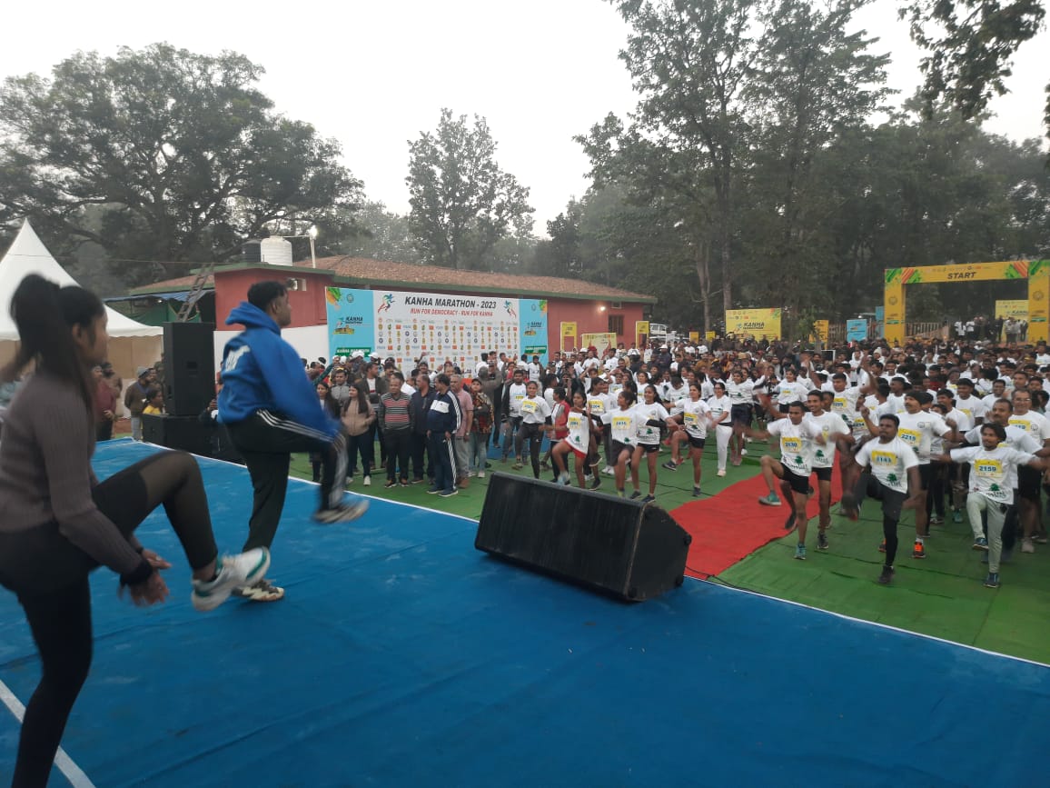 #KanhaMarathon vibes in full swing! 🏃‍♀️💃 Warming up with energetic Zumba moves, ready to run for wildlife and democracy! 🌳🗳️ Let's go! #RunForACause #ZumbaWarmUp