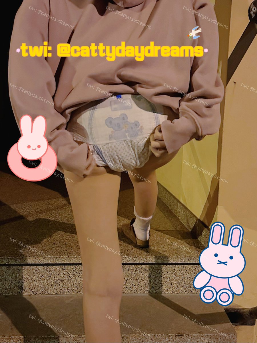cattydaydreams's tweet photo. 上次跟爸爸讲做的梦的后续：
爸爸回家的路上给咪打电话说：“宝宝帮爸爸把垃圾带下楼吧 爸爸在楼下等你 不许穿裤裤”
于是真的就这样出门了>* ))))><

#abdl #ddlg #幼児退行 #おむつ https://t.co/e1ex6LOziP