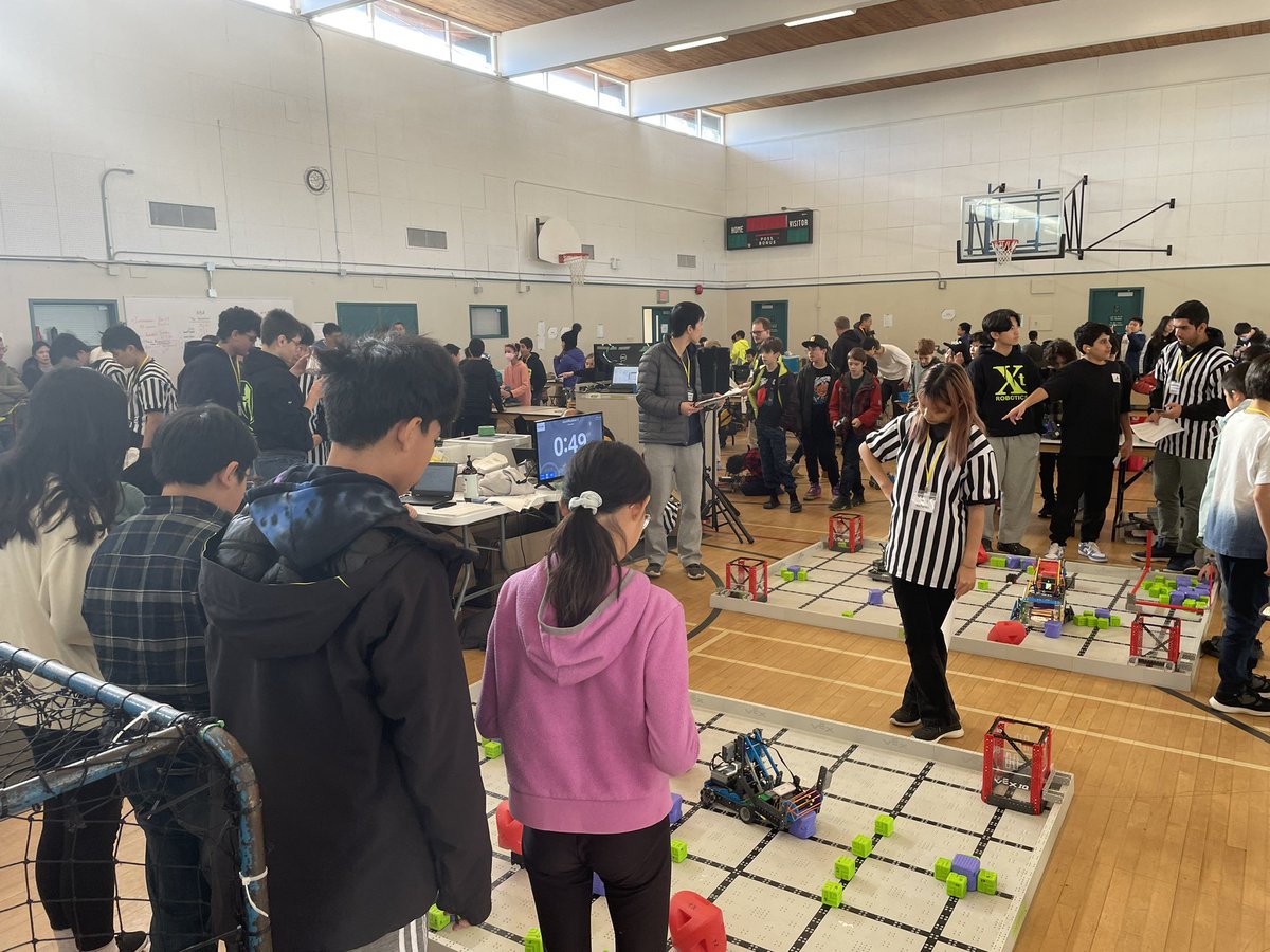 Super cool watching the @WestVanSchools students participate in the Saturday - Ten Ton Vex IQ Fall Festival - total engagement.