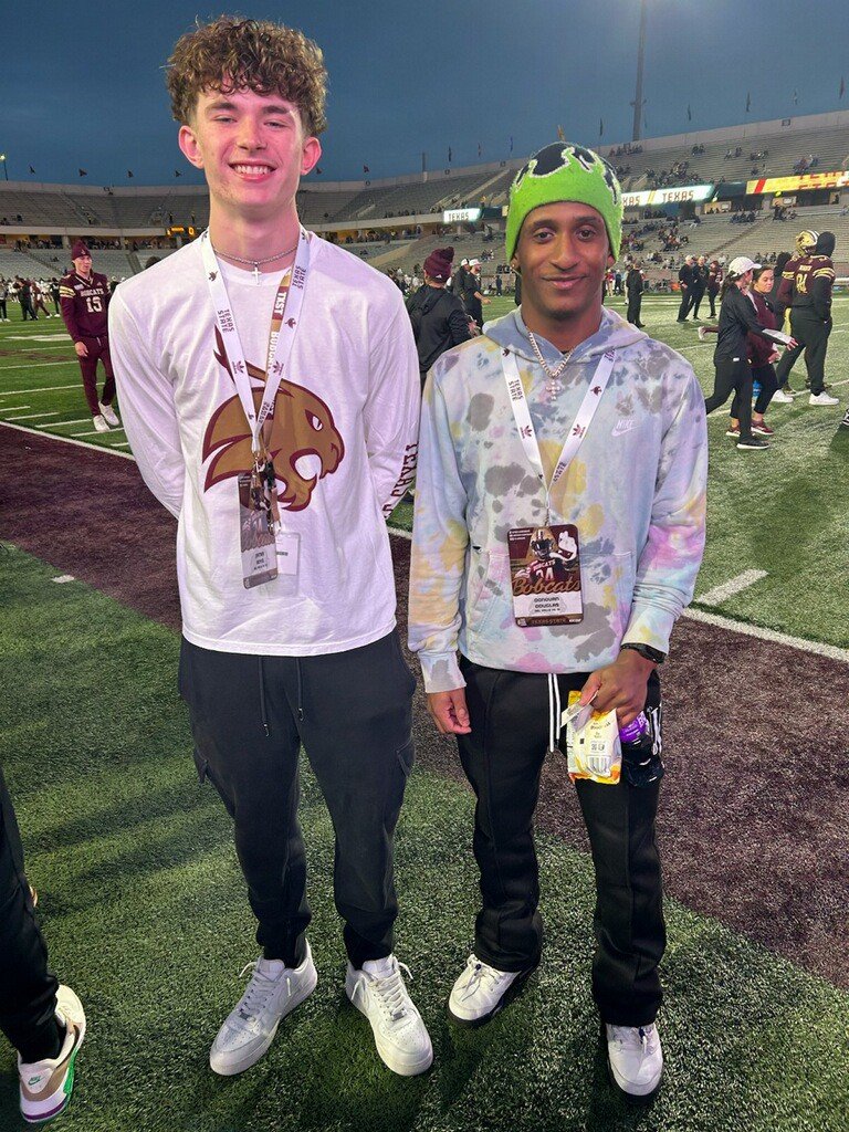Couple of DV Cards down on the sidelines before the TX State v South Alabama game! 

Have a great time on your invite <a href="/TXSTATEFOOTBALL/">Texas State Football</a> 
<a href="/JamesBoyd24_/">James Boyd</a> ('26 👀6'1 176 WR- 👀Super Soph on the rise!📈) <a href="/Donshifty23/">Donovan Douglas</a> ('25 EXPLOSIVE!! RB/slot/return)
#RecruitDV🔴 Always got Athletes!
