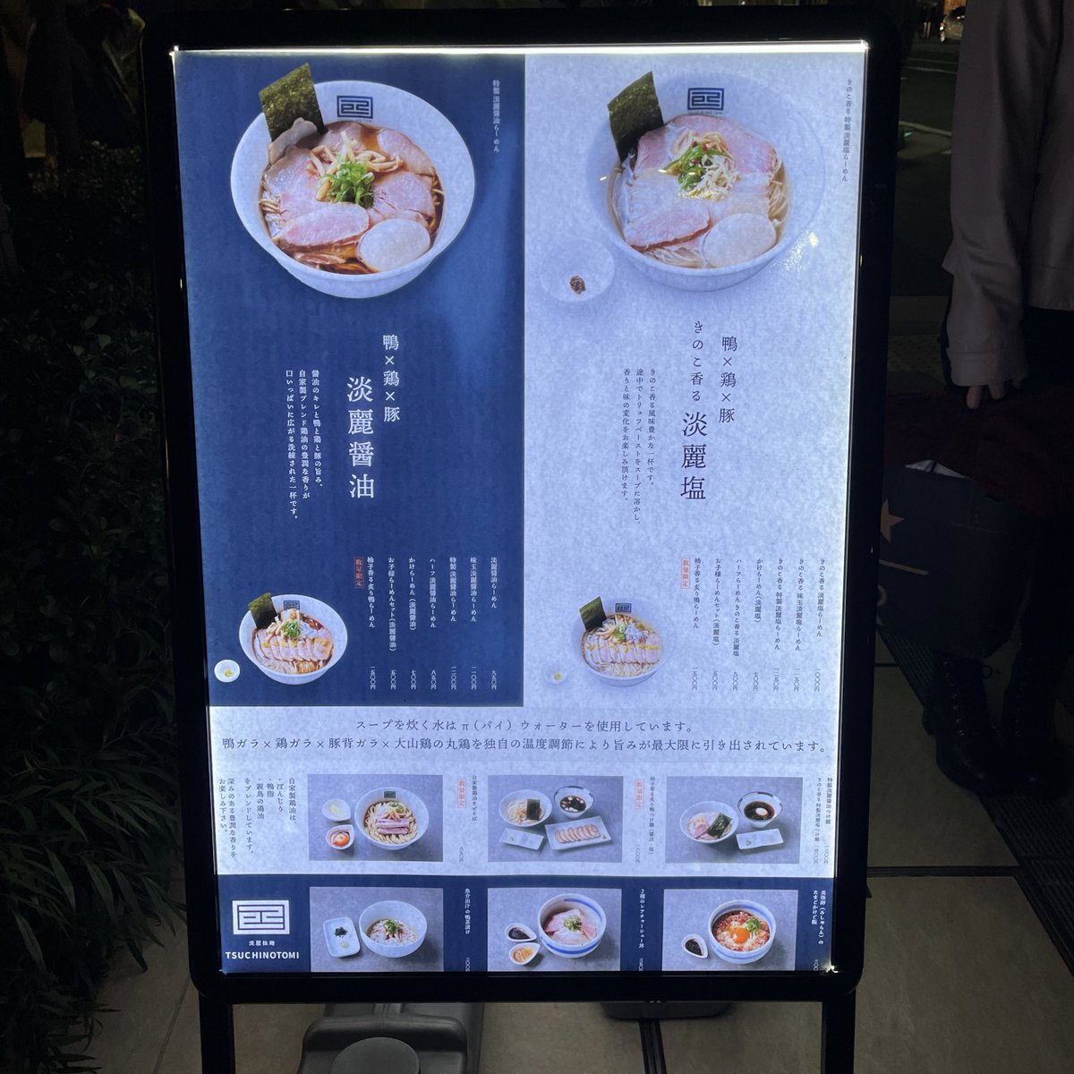 ripon0227's tweet photo. ネギサークルも出来なかったし、ラーメンもエアキャビンも人凄くて諦めたけど…
唯一、威神ベンチには座れた🥳💕
#ネバコン
#WayVxNeighborsCon
#WayV #威神V
#tenlee_1001 https://t.co/IvnSsnipSI