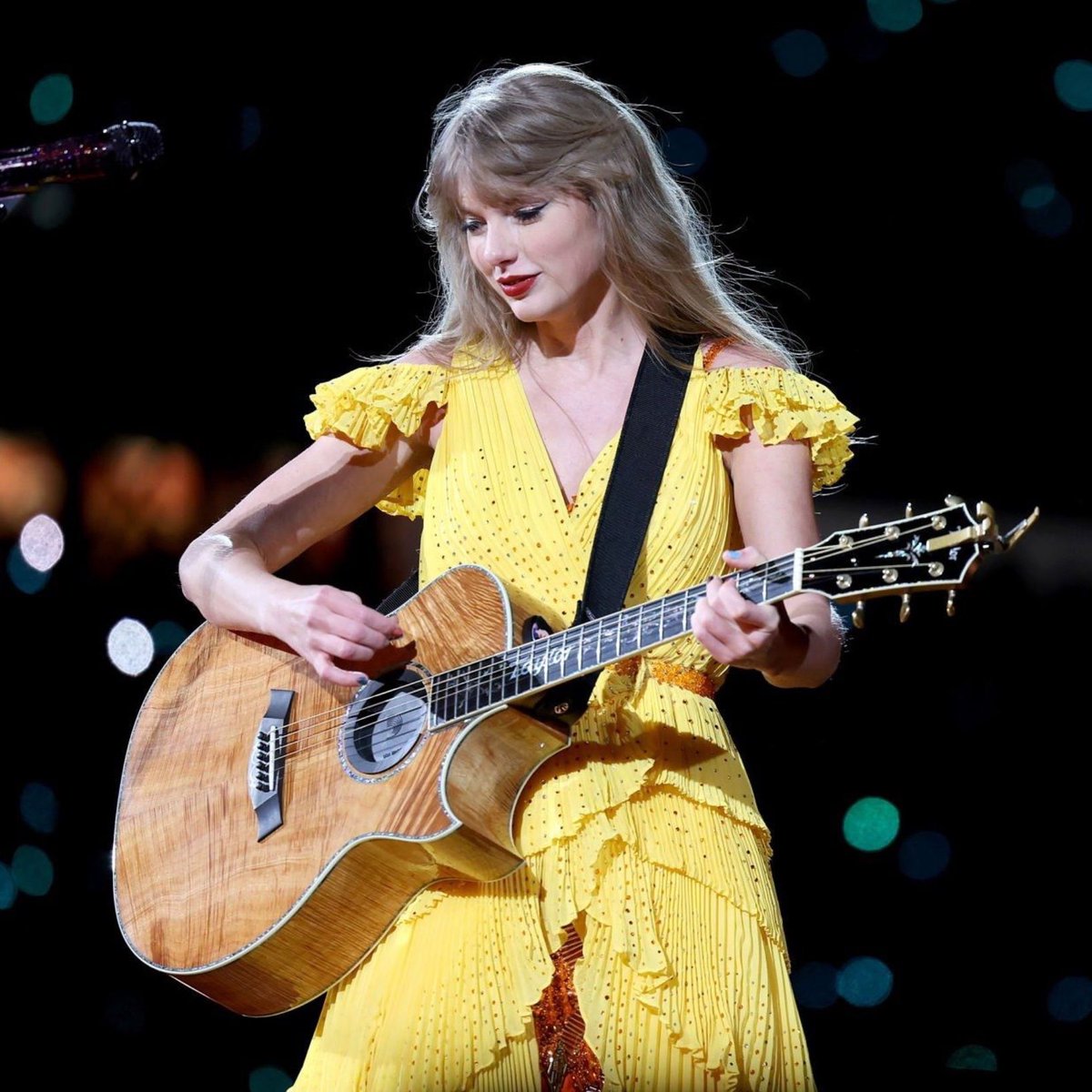 tswifterastour's tweet photo. 🚨| Taylor Swift performs “Safe &amp; Sound” as the first surprise song for Day 2 of ‘The Eras Tour’ in São Paulo, Brazil!
#TSTheErasTour #SaoPauloTSTheErasTour 

“It’s been ages since I played this” https://t.co/tZvhDfOTfA