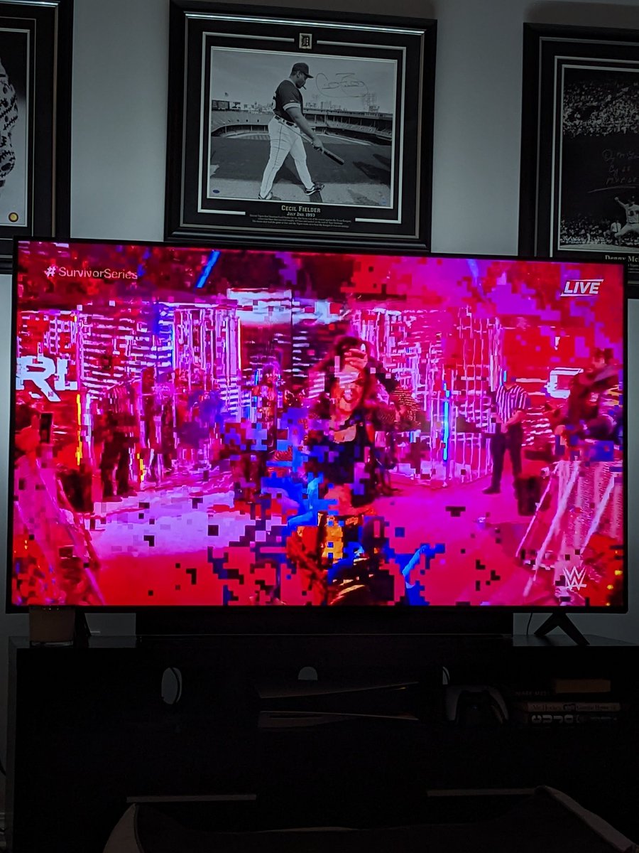 PurpleMel79's tweet photo. @WWE I don't know... Since I can't see anything!!! Fix your damn feed!!! https://t.co/uddPbmPpxr