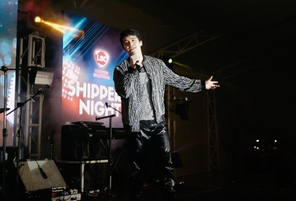 starhuntabscbn's tweet photo. LOOK: Rob Blackburn (@_robblackburn) performs at the anniversary celebration of a shipping and courier company. ✨️ https://t.co/2DSpO22Md9