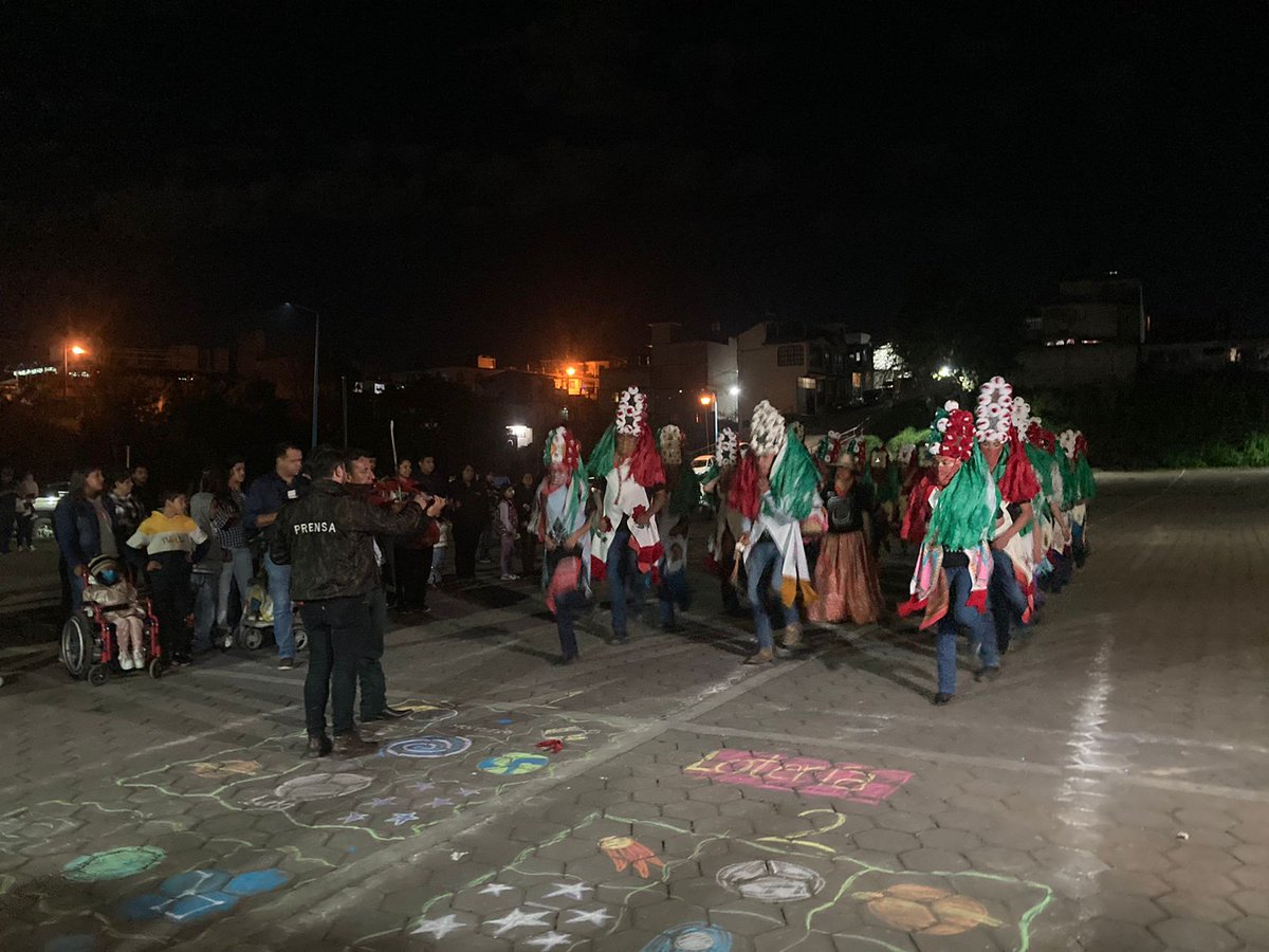 NdE_CUPS's tweet photo. La danza de los negritos papeleros, a cargo del Bachillerato Benito Juárez, de la localidad de Oyameles. 
#NdE2023 https://t.co/ozk6SqjFs5