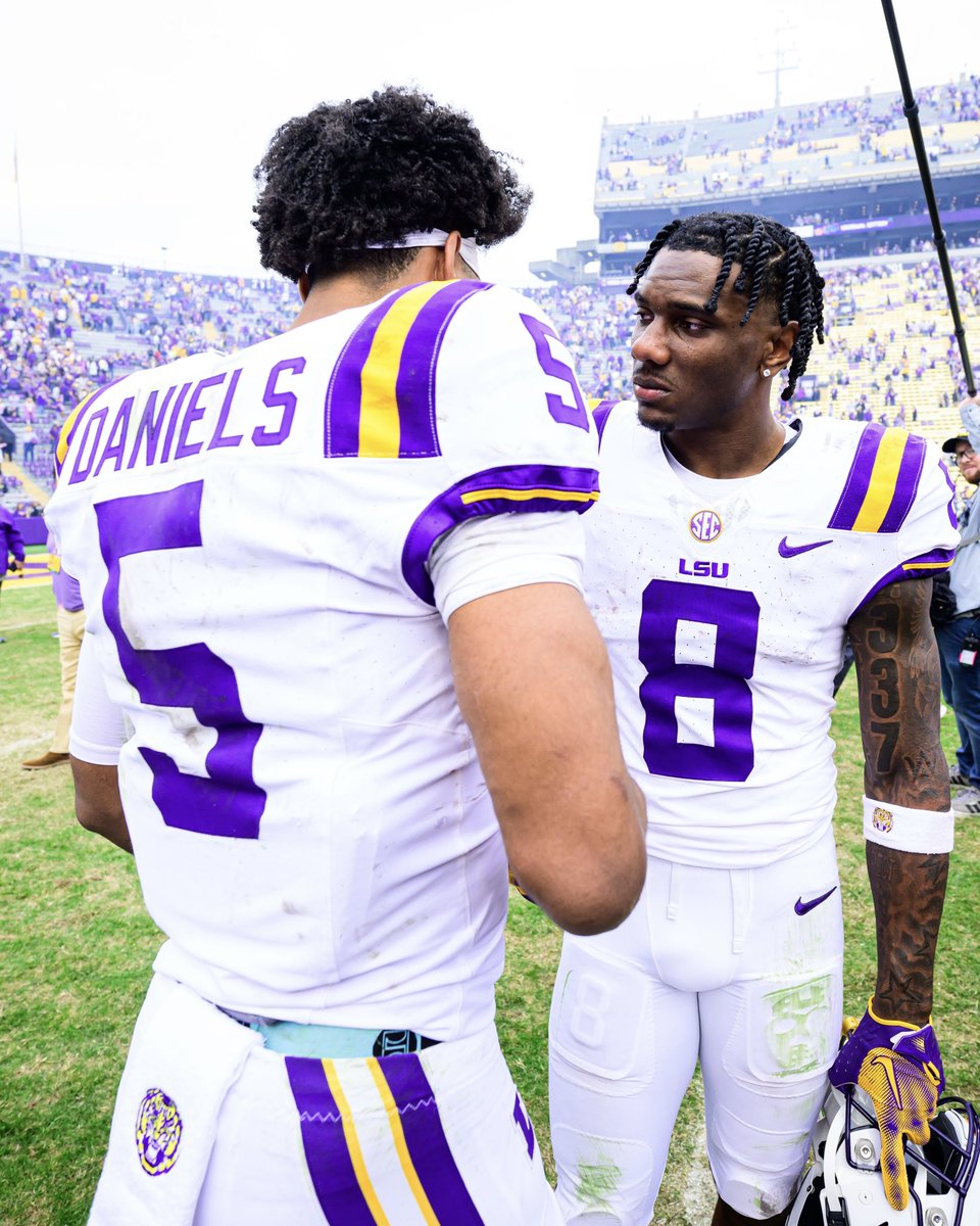 LSUfootball's tweet photo. Heisman 🤝 Biletnikoff https://t.co/EhYwXbRkif