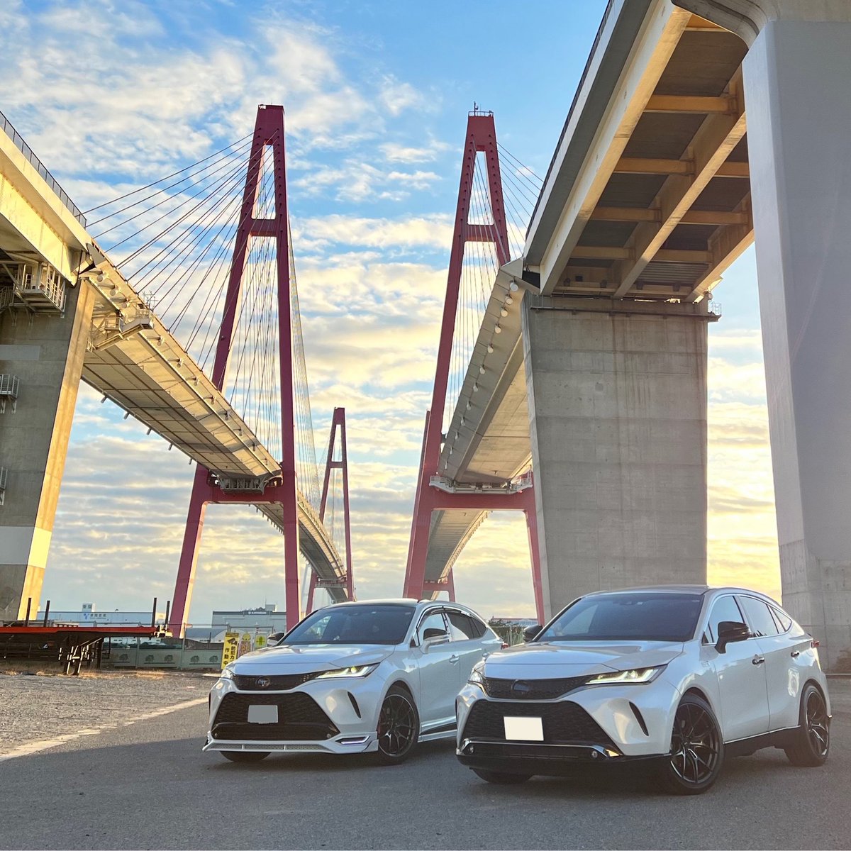 SimHarri's tweet photo. THE DAY in トリトン
全国ハリアーオフ会 final に参加
皆さまお疲れさまでした。
愛知といえばここ聖地へ
Takeさん@wtkharii コラボ😆
愛知に来ても安定の朝活です。
iPhone ver 本格はtakeさんの方で!
#80ハリアー #ハリアーphev #rays #gramlights57fxz #espritpremium https://t.co/ytIF7GYP0b