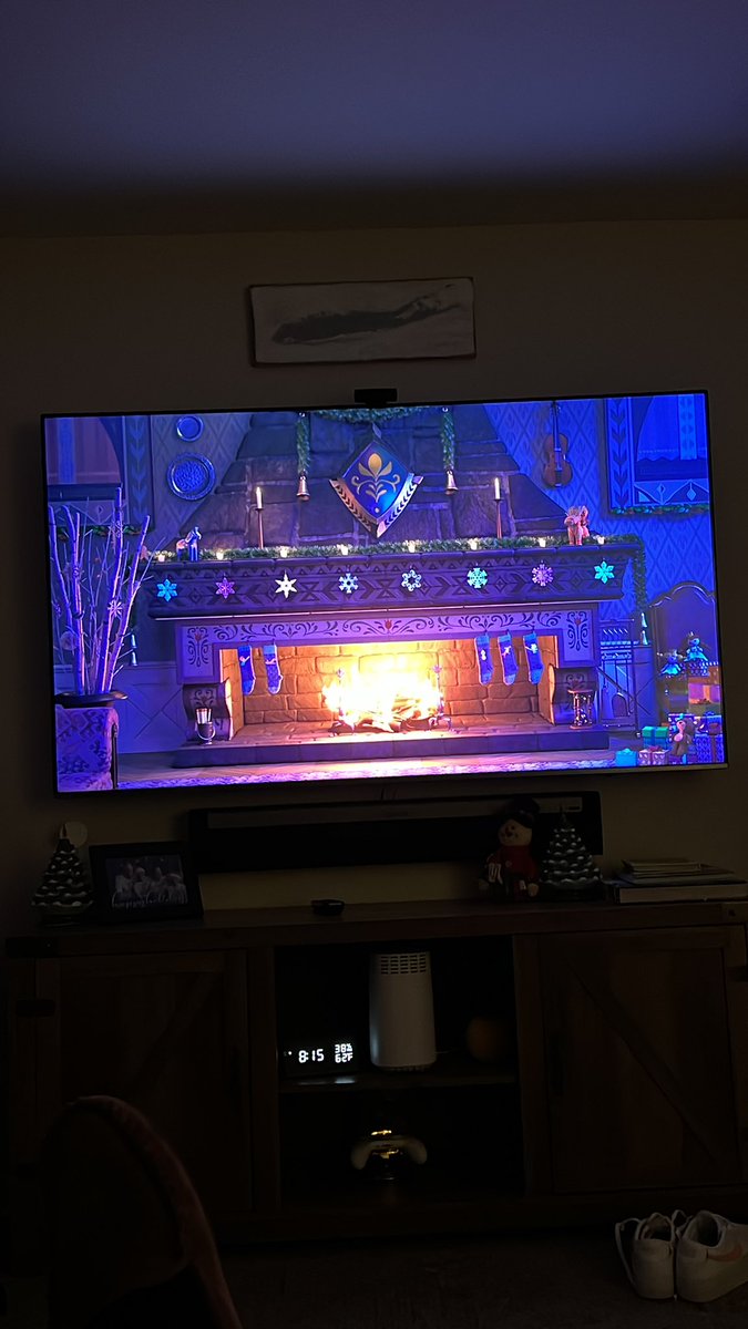 jodyfisher's tweet image. There is a 3-hour @frozen #yulelog on @DisneyPlus and I am here for it. Every once in a while #Olof goes dancing across the screen chasing a butterfly.