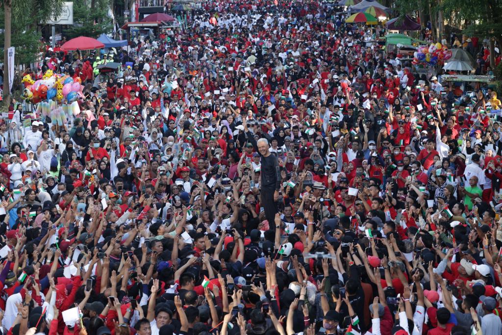 PaltiHutabarat's tweet photo. Wow! Lautan Manusia Penuhi Jalan Sehat Ganjar di Makassar

MAKASSAR - Jalan Sudirman Kota Makassar jadi lautan manusia, Minggu (26/11/2023).  Ratusan ribu masyarakat tumplek blek di sana. Mereka rela datang dari segala penjuru Sulsel demi bertemu Capres idola mereka, Ganjar Pranowo.

Yah, pagi itu Ganjar menyapa masyarakat Sulawesi Selatan di Makassar dalam acara Jalan Sehat Perjuangan. Kehadiran Ganjar menjadi daya tarik utama, selain rentetan hadiah yang istimewa. 

Sejak subuh, ratusan ribu masyarakat sudah berbondong-bondong ke tempat itu. Tua, muda bahkan anak-anak semuanya berkumpul jadi satu. Mereka dengan sabar menanti kehadiran Ganjar sambil bercanda riang bersama.

"Saya datang dari Gowa, menempuh perjalanan satu jam lebih demi bertemu pak Ganjar. Soalnya saya fans berat si bapak Rambut Putih," ucap Dewi (34) salah satu peserta.

Dewi menambahkan, warga Sulsel memang sangat mengidolakan Ganjar. Tak salah, jika acara jalan sehat hari ini begitu ramai. Ratusan ribu masyarakat berkumpul jadi satu.

"Itu karena kami semua cinta pak Ganjar. Makanya semua datang dari semua daerah ikut jalan sehat ini. Hadiah itu bonus saja. Yang paling penting kami bisa ketemu pak Ganjar" terangnya.

Hal senada disampai Ratna (25) warga Makassar lainnya. Ia mengatakan rela bangun dinihari demi datang ke acara jalan sehat Ganjar di Makassar.

"Pokoknya saya lakukan apapun demi ketemu pak Ganjar. Sudah lama sekali pengen ketemu secara langsung, hari ini kesampaian," ucapnya.

Ganjar yang hadir ke lokasi acara sekitar pukul 06.40 langsung menjadi rebutan foto masyarakat. Mereka begitu histeris untuk menyalami Ganjar dari dekat. Mereka rela berdesakan bahkan dorong-dorongan agar bisa mendekat dengan mantan Gubernur Jawa Tengah dua periode itu.

"Terimakasih semuanya. Saya senang dengan sambutan yang luar biasa dari masyarakat Makassar dan masyarakat Sulsel. Salam sehat selalu," ucap Ganjar.

Sementara itu, panitia acara, Fadli mengatakan, peserta yang ikut acara memang di luar ekspektasi. Panitia hanya mengundang 10.000 peserta, namun yang hadir justru ratusan ribu.

"Kami juga tidak menyangka. Ratusan ribu tumplek blek di sini. Ini membuktikan bahwa masyarakat Makassar dan Sulsel begitu mencintai pak Ganjar," ucapnya.