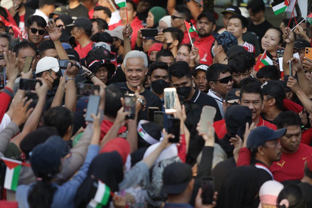PaltiHutabarat's tweet photo. Wow! Lautan Manusia Penuhi Jalan Sehat Ganjar di Makassar

MAKASSAR - Jalan Sudirman Kota Makassar jadi lautan manusia, Minggu (26/11/2023).  Ratusan ribu masyarakat tumplek blek di sana. Mereka rela datang dari segala penjuru Sulsel demi bertemu Capres idola mereka, Ganjar Pranowo.

Yah, pagi itu Ganjar menyapa masyarakat Sulawesi Selatan di Makassar dalam acara Jalan Sehat Perjuangan. Kehadiran Ganjar menjadi daya tarik utama, selain rentetan hadiah yang istimewa. 

Sejak subuh, ratusan ribu masyarakat sudah berbondong-bondong ke tempat itu. Tua, muda bahkan anak-anak semuanya berkumpul jadi satu. Mereka dengan sabar menanti kehadiran Ganjar sambil bercanda riang bersama.

"Saya datang dari Gowa, menempuh perjalanan satu jam lebih demi bertemu pak Ganjar. Soalnya saya fans berat si bapak Rambut Putih," ucap Dewi (34) salah satu peserta.

Dewi menambahkan, warga Sulsel memang sangat mengidolakan Ganjar. Tak salah, jika acara jalan sehat hari ini begitu ramai. Ratusan ribu masyarakat berkumpul jadi satu.

"Itu karena kami semua cinta pak Ganjar. Makanya semua datang dari semua daerah ikut jalan sehat ini. Hadiah itu bonus saja. Yang paling penting kami bisa ketemu pak Ganjar" terangnya.

Hal senada disampai Ratna (25) warga Makassar lainnya. Ia mengatakan rela bangun dinihari demi datang ke acara jalan sehat Ganjar di Makassar.

"Pokoknya saya lakukan apapun demi ketemu pak Ganjar. Sudah lama sekali pengen ketemu secara langsung, hari ini kesampaian," ucapnya.

Ganjar yang hadir ke lokasi acara sekitar pukul 06.40 langsung menjadi rebutan foto masyarakat. Mereka begitu histeris untuk menyalami Ganjar dari dekat. Mereka rela berdesakan bahkan dorong-dorongan agar bisa mendekat dengan mantan Gubernur Jawa Tengah dua periode itu.

"Terimakasih semuanya. Saya senang dengan sambutan yang luar biasa dari masyarakat Makassar dan masyarakat Sulsel. Salam sehat selalu," ucap Ganjar.

Sementara itu, panitia acara, Fadli mengatakan, peserta yang ikut acara memang di luar ekspektasi. Panitia hanya mengundang 10.000 peserta, namun yang hadir justru ratusan ribu.

"Kami juga tidak menyangka. Ratusan ribu tumplek blek di sini. Ini membuktikan bahwa masyarakat Makassar dan Sulsel begitu mencintai pak Ganjar," ucapnya.