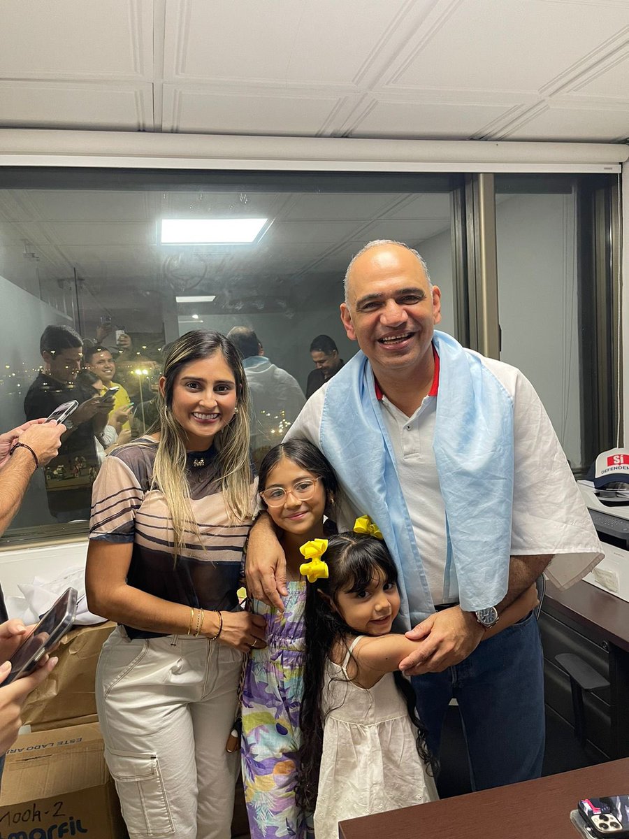 CarlosPinedoC's tweet photo. ¡GRACIAS SANTA MARTA! Con la entrega de la credencial de parte de la Organización Electoral, que me oficializa como Alcalde electo de esta Ciudad, les digo a los samarios que el trabajo para transformar este territorio, que tanto amamos, apenas comienza. Quiero solicitarle a la alcaldesa @VirnaJohnson a la Comandancia de la @PoliciaStaMarta en cabeza del coronel #YasidMontaño al @COL_EJERCITO a la @PGN_COL y a la @FiscaliaCol que es necesario redoblar esfuerzos para garantizar la tranquilidad de los samarios, ante todos bloqueos que se han registrado en las últimas horas. Invito a la ciudadanía a rodear a la institucionalidad y que empecemos a construir pensando en la unidad y el amor por esta tierra.  #VamosATransformarASantaMarta