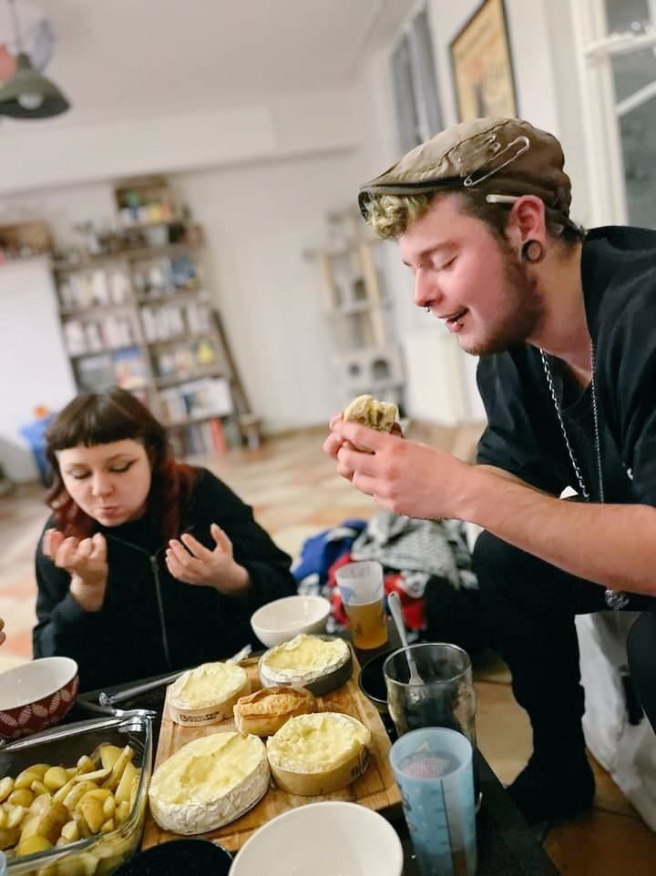 manu2_2tension_'s tweet photo. Tw food

Je veux que quelqu'un me regarde comme je regarde ce patate coulommiers sandwich https://t.co/wcan7TE42S