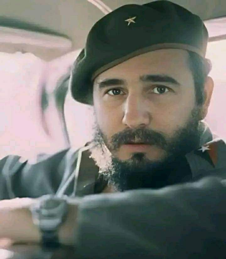 Al verlo muy abrumado por el peso de tantos destinos ajenos, le pregunté qué era lo que más quisiera hacer en este mundo, y me contestó de inmediato: pararme en una esquina.
García Márquez
#FidelPorSimpre