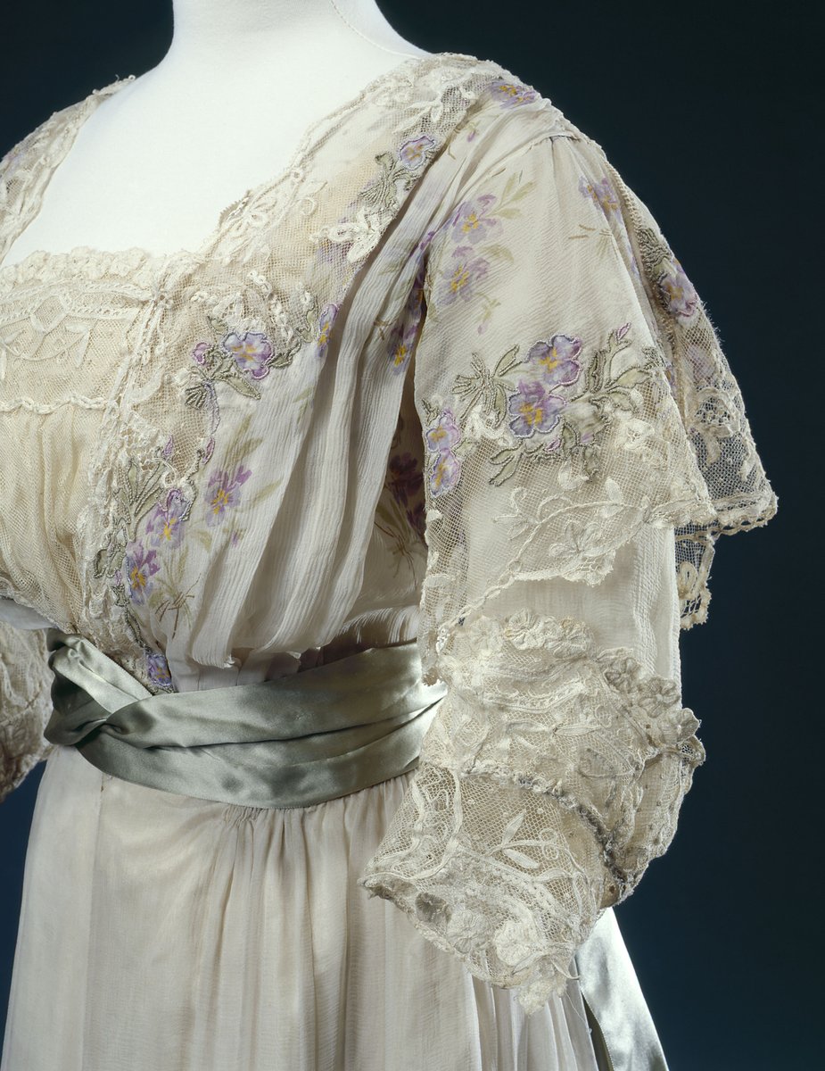 plummie9's tweet photo. Maison Worth.

Reception Dress, 1900-10.

Muslin &amp;silk printed with violets, bodice &amp; part of the skirt in tulle, silk satin ribbon belt,lace &amp; applique.

©️Palais Galliera, Musée de la Mode de la Ville de Paris.
#FashionHistory https://t.co/6tsp3TPXdQ