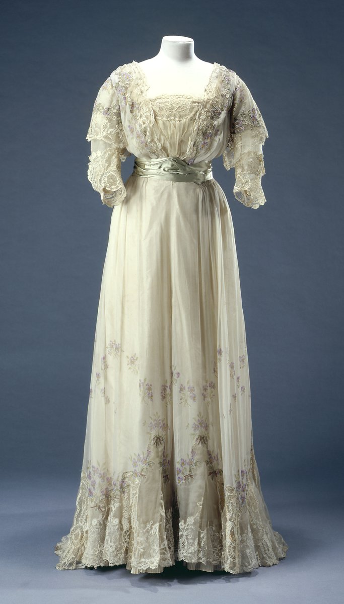 plummie9's tweet photo. Maison Worth.

Reception Dress, 1900-10.

Muslin &amp;silk printed with violets, bodice &amp; part of the skirt in tulle, silk satin ribbon belt,lace &amp; applique.

©️Palais Galliera, Musée de la Mode de la Ville de Paris.
#FashionHistory https://t.co/6tsp3TPXdQ