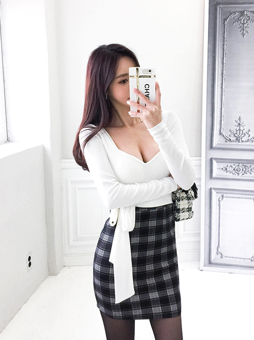 Yoonjoo_lust's tweet photo. 通过手机上的催眠APP被你洗脑控制的孙允珠(son yoonjoo)，在工作期间没人的角落换上低胸装，向你展露自己被你玩弄到F罩杯的丰胸，前后穴都插着2根嗡嗡作响的震动棒。“主人，淫模孙淫珠（son yunjoo）骚穴和奶子好痒，好想吃你的大肉棒~”说着，孙淫珠吐着舌头，小穴就喷出了淫水，将裆部黑丝大片打湿。 https://t.co/fT04XZnirI