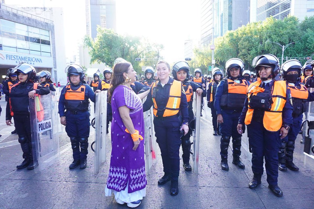 Las mujeres que queremos cambiarlo todo, marchamos este #25N, Día Internacional de la Eliminación de la Violencia contra la Mujer, honrando y dando continuidad a la lucha de miles de valientes mujeres que nos han precedido.

Soñamos con una ciudad feminista que trabaje por y para