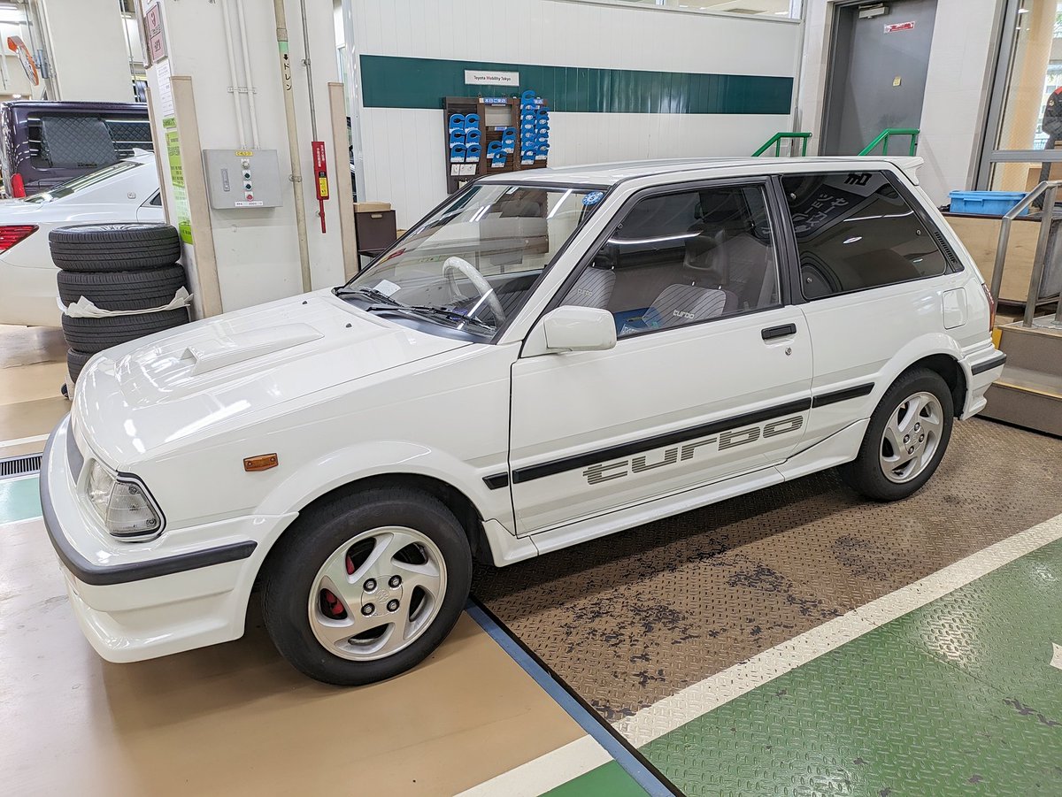 starlet_1986's tweet photo. エアコンが直り、快適なドライブがまた出来ると思った矢先、今度はオーバーヒートを起こし、原因はラジエーターモーターとファンの故障。
ファンは新品在庫があったが、モーターが全然見付からず、約3ヶ月探し続け、海外のオークションサイトで新品を発見する奇跡が！
元気な愛車と久しぶりの再会！ https://t.co/JguuMQ4o9o