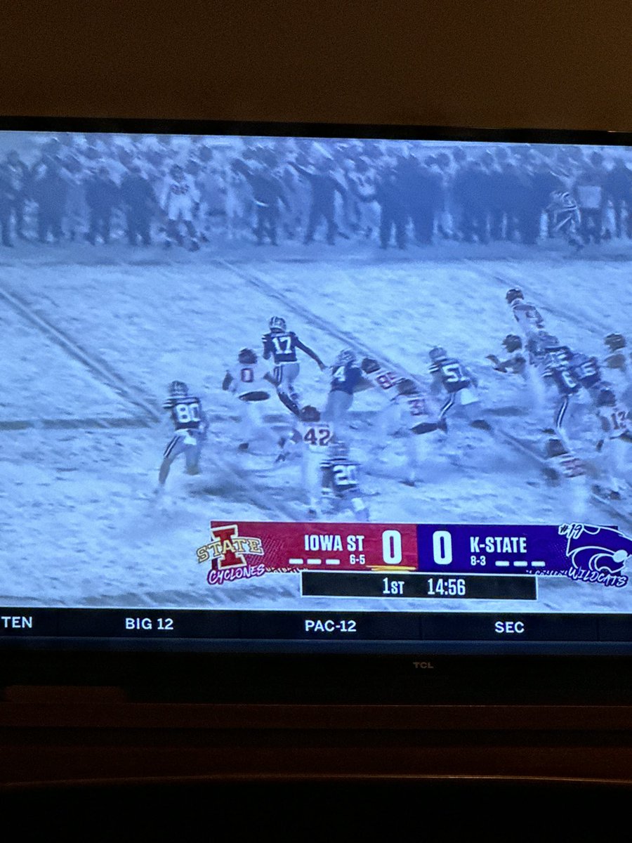 bradtobrien's tweet photo. @JahbahJuice there are illegal drugs on the field in Manhattan, Kansas https://t.co/NG476gVyPL