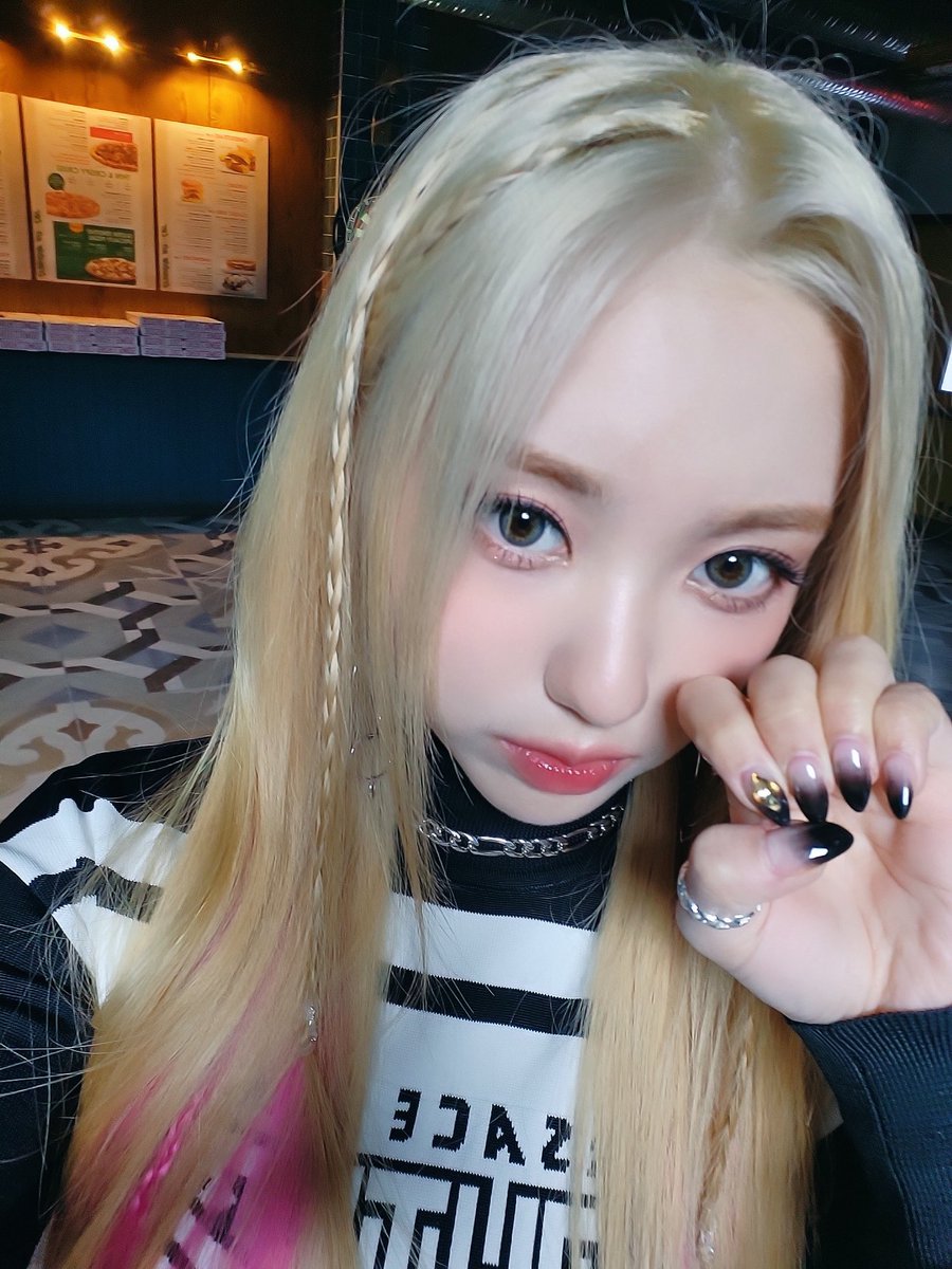 bbobbomangYS's tweet photo. 강예서 필승 손톱 자랑 셀카 😎 https://t.co/NSHdsx3ZLj