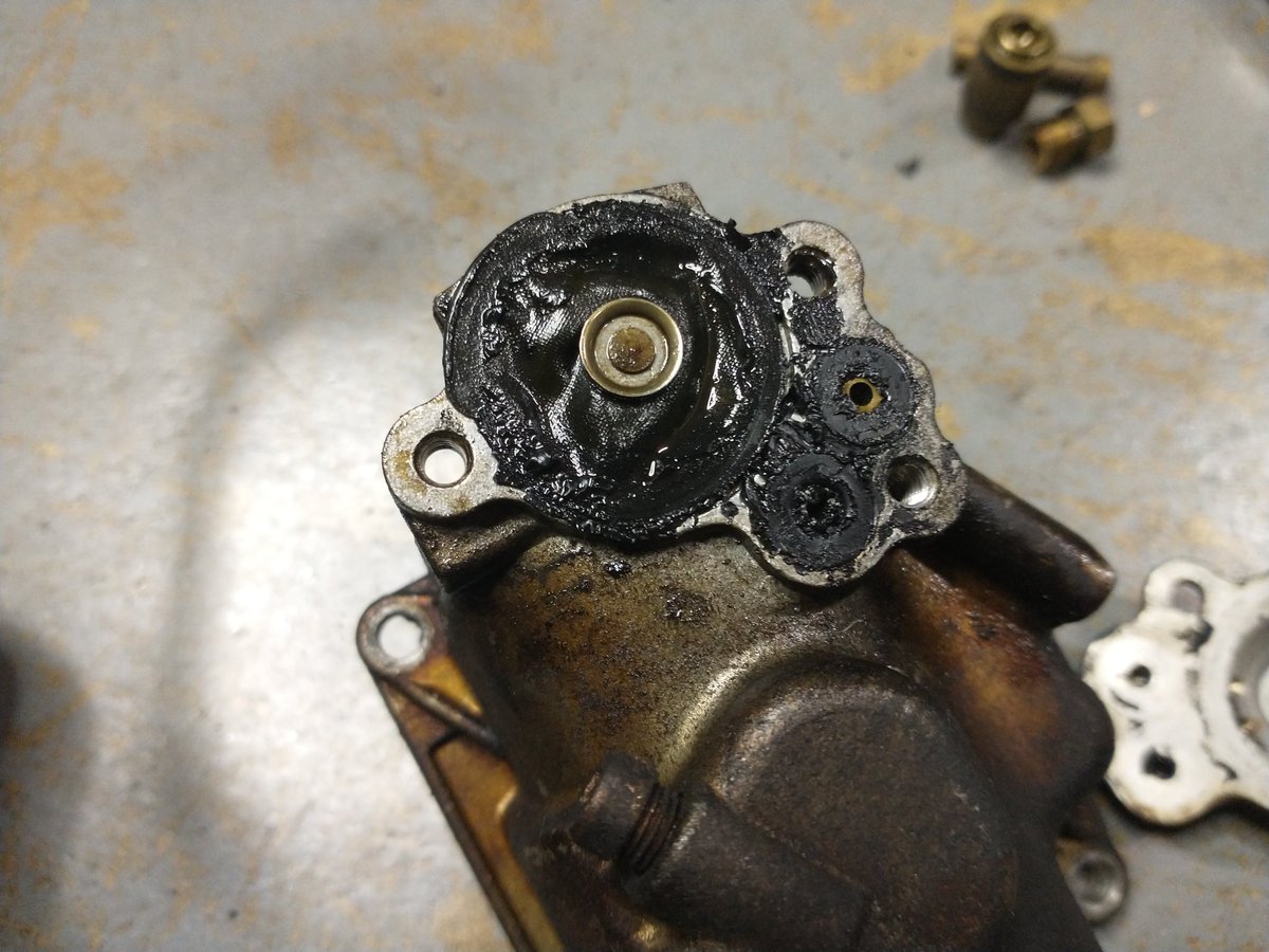 hidetaka0819's tweet photo. 実働車のキャブを開けてみたらこれ。
オーナーさんのために今まで頑張ったんだね https://t.co/dIhRwqYXkN